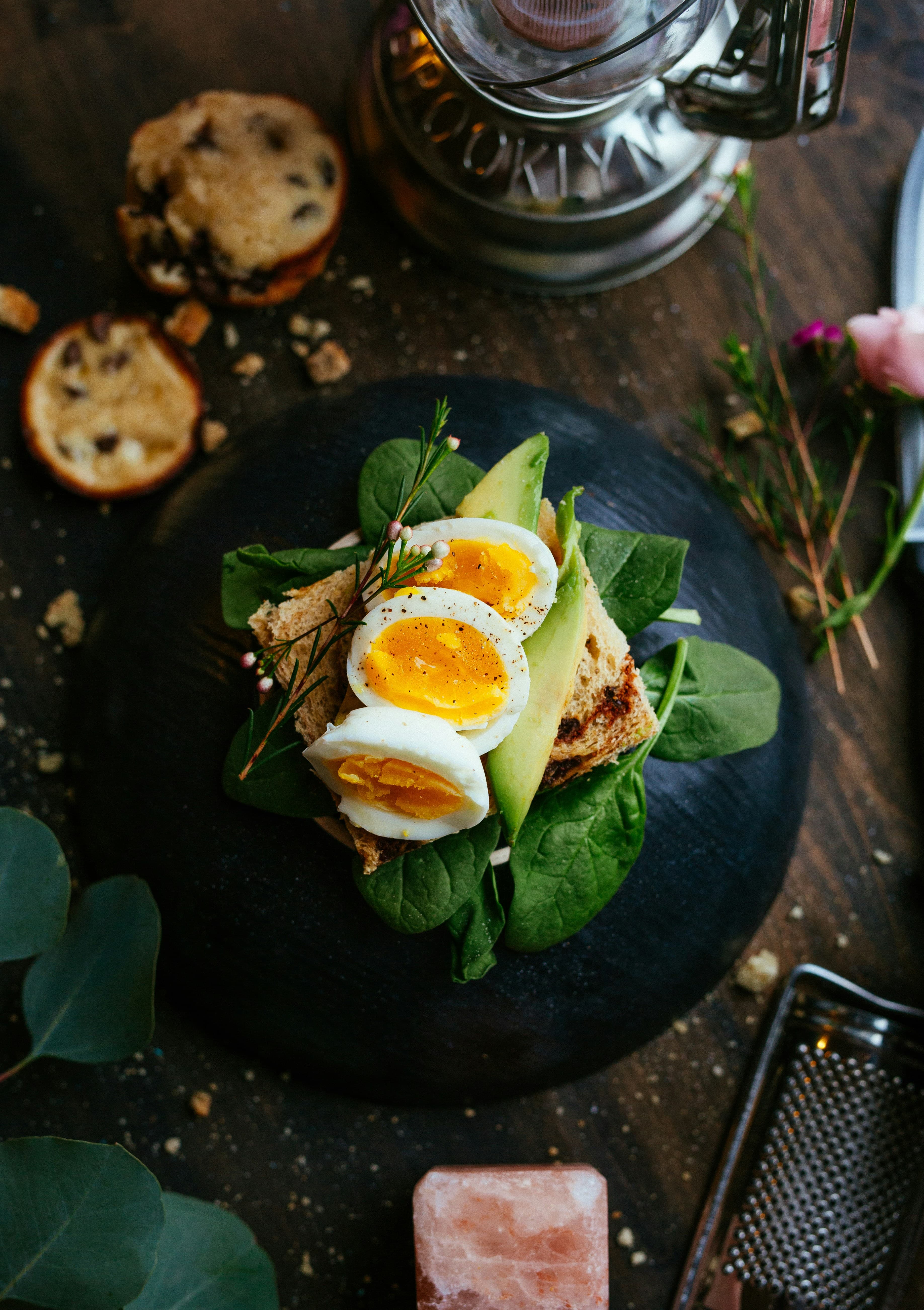 Tartine d'œuf mollet, avocat et pousses d'épinard — une assiette d'aliments bruts et naturels